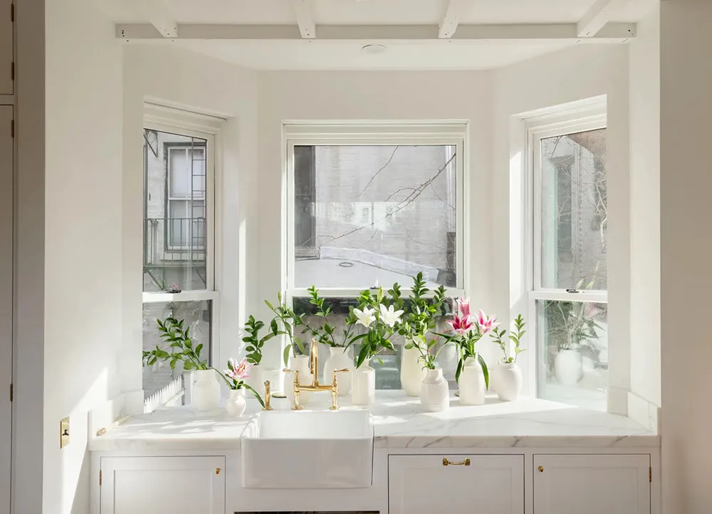 Uroczy taunhaus w Brooklynie, w którym panuje biały kolor - Gallery image 3