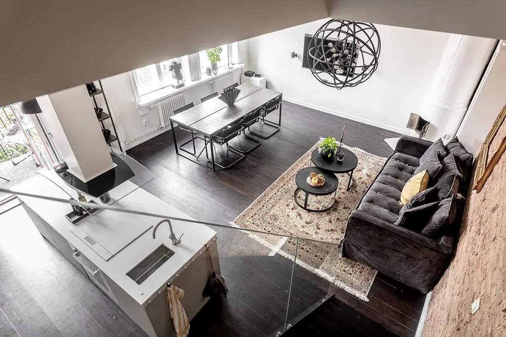 Кирпичные стены и тёмная мебель: лофт в Гетеборге - Gallery image 2