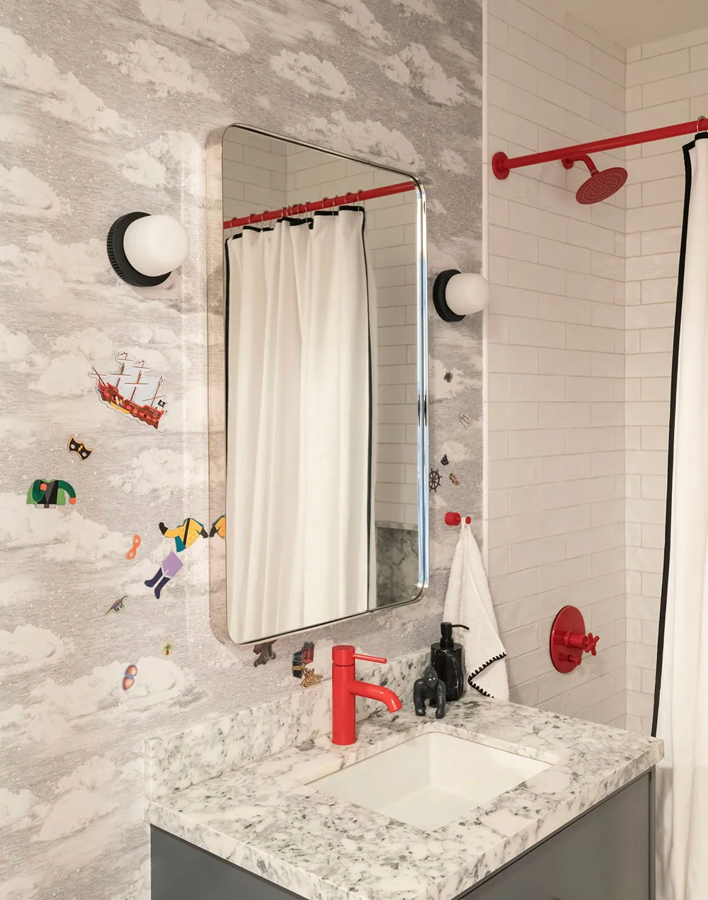 Das Reich der Wandverzierungen und ekligem Interiordesign in einem Haus der Filmfamilie in New York - Gallery image 12