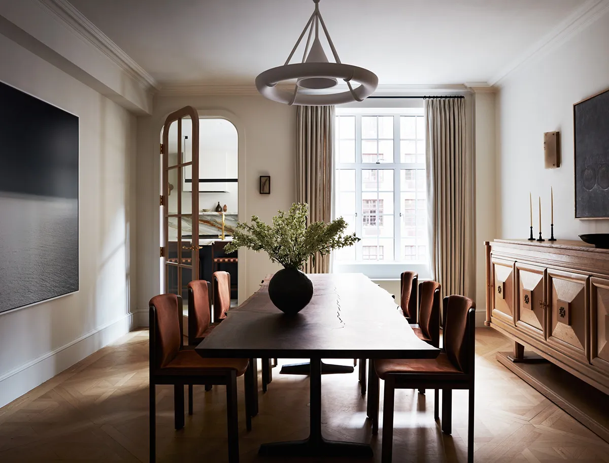 न्यूयॉर्क में एक प्राथमिक युग की इमारत में स्थित अपार्टमेंट का उन्नत विकास/सुधार