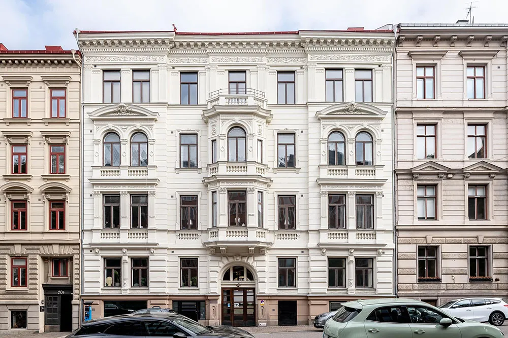 Кирпичные стены и тёмная мебель: лофт в Гетеборге - Gallery image 34