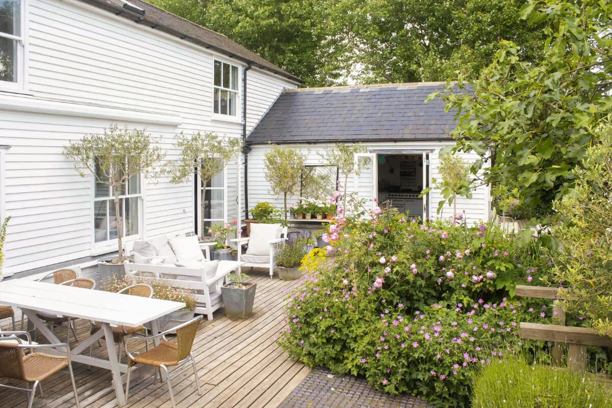 緑に囲まれた美しい白いコテージ - Gallery image 3