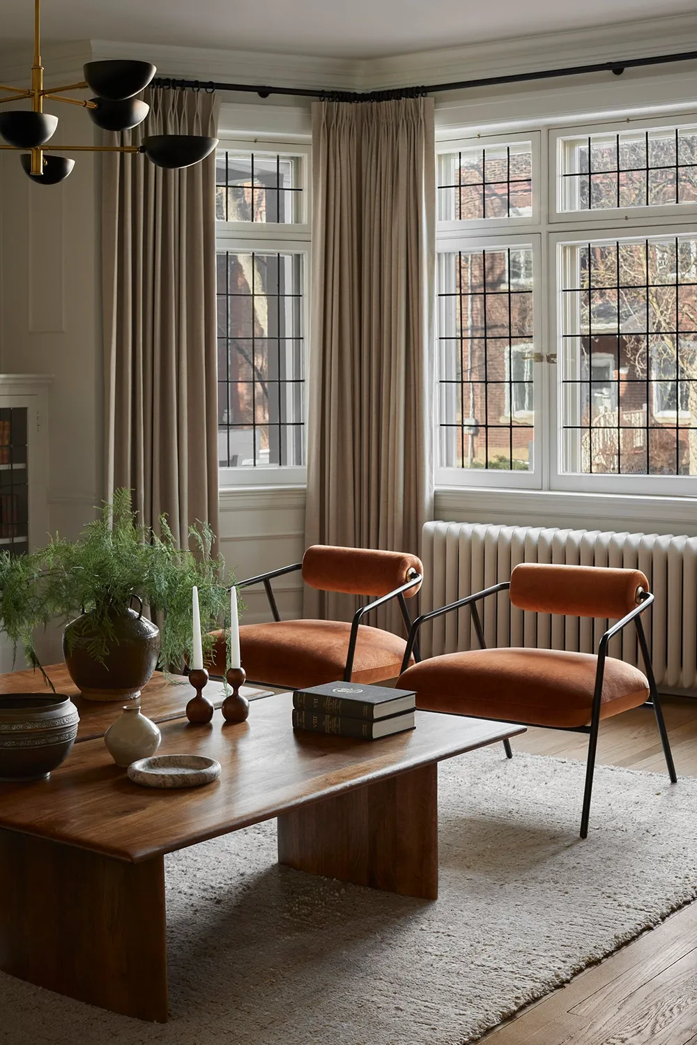 Lignes élégantes de l'habitation rénovée de 100 ans à Montréal - Gallery image 2