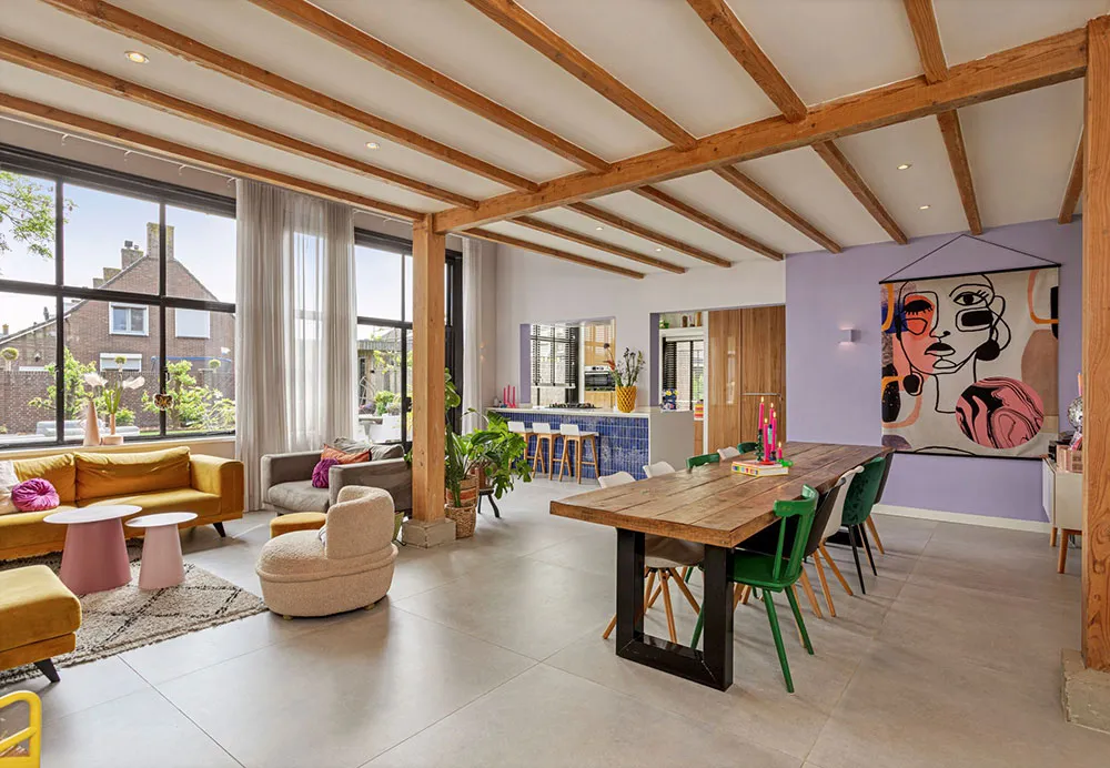 Diseño de interior colorido y vibrante en edificio ex-escuela en Países Bajos - Gallery image 2