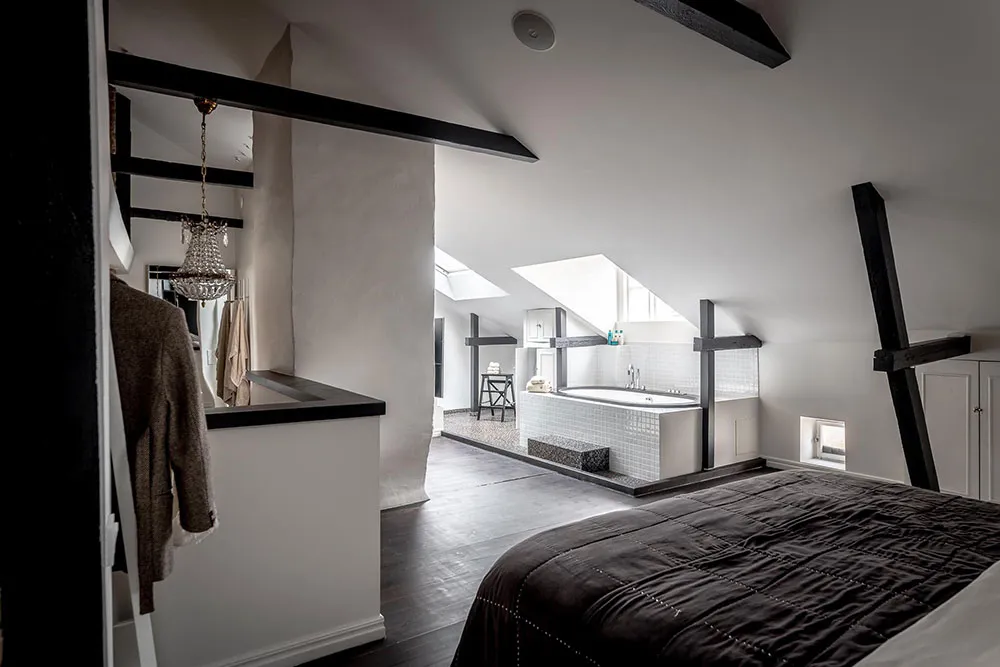 Кирпичные стены и тёмная мебель: лофт в Гетеборге - Gallery image 20