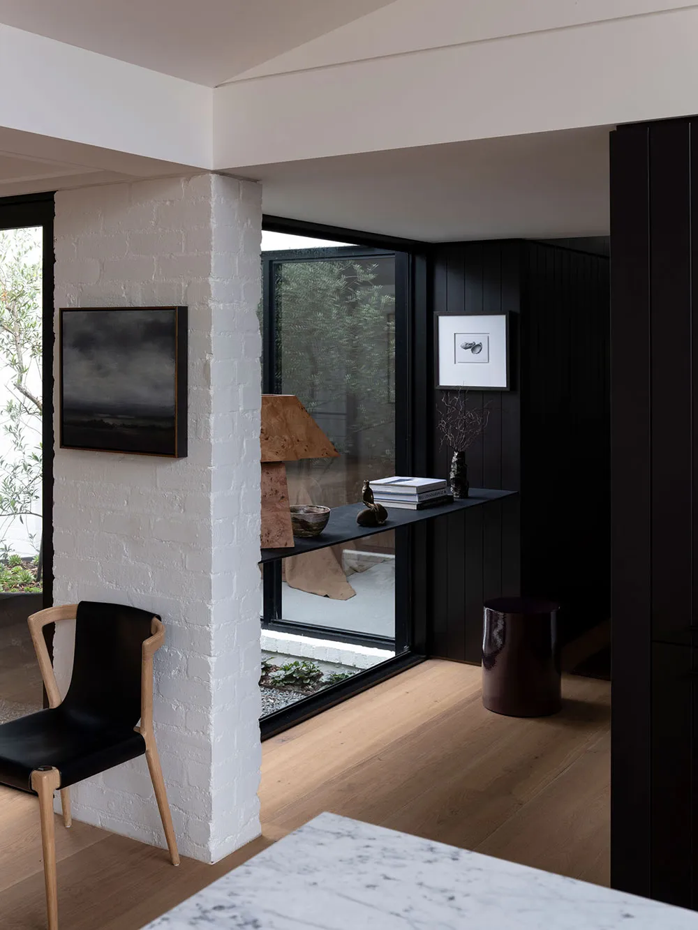 Znakomity strzeżony domek w Australii zbudowany na kontrastach - Gallery image 2