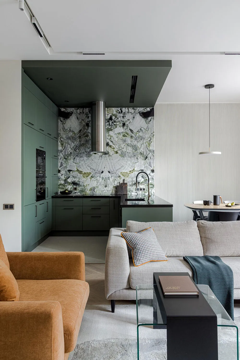 Обои с рыбами и смелый мрамор на кухне: современная квартира для семьи в Москве - Gallery image 1