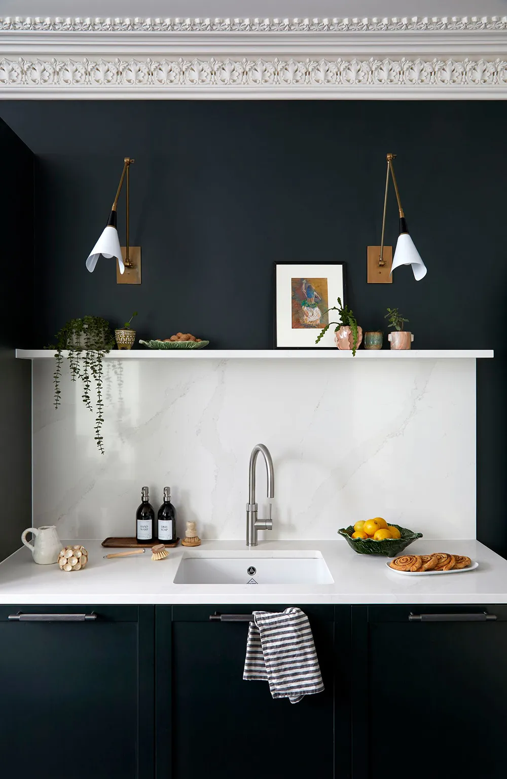 Стильні темні відтінки для чудового таунхауса в Лондоні - Gallery image 4