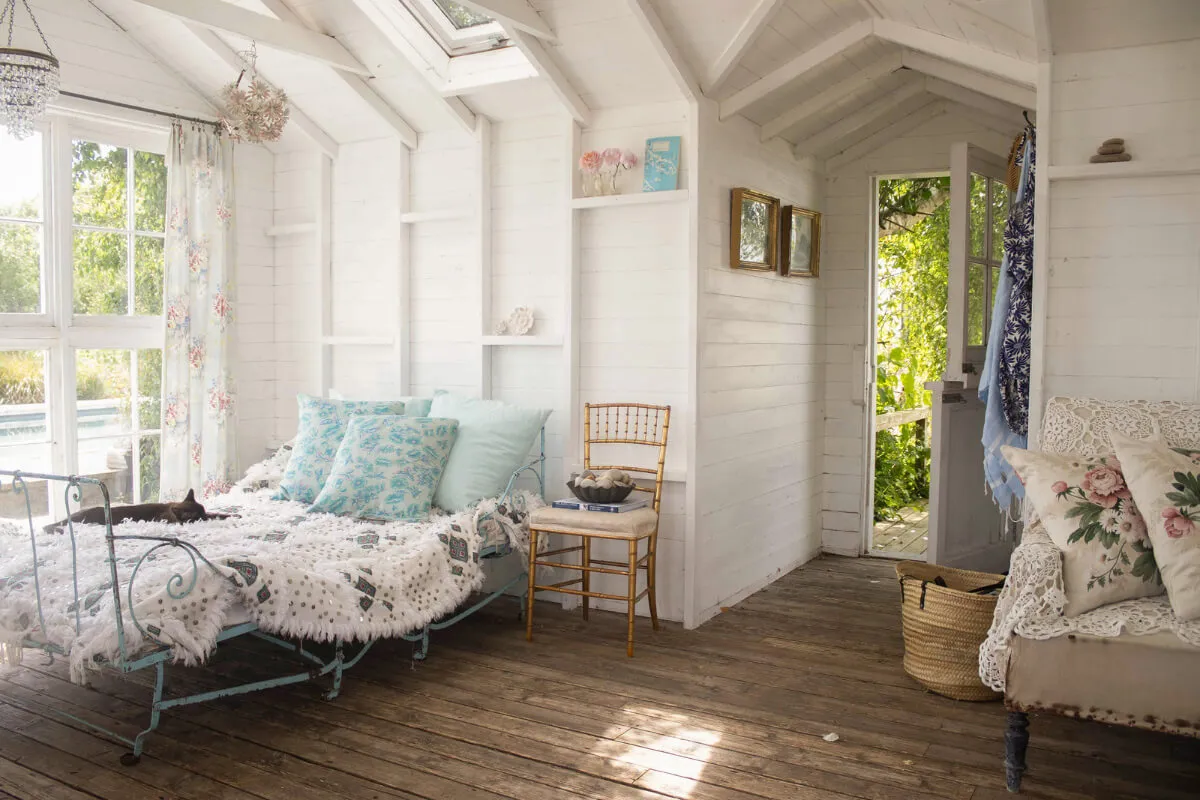 緑に囲まれた美しい白いコテージ - Gallery image 20