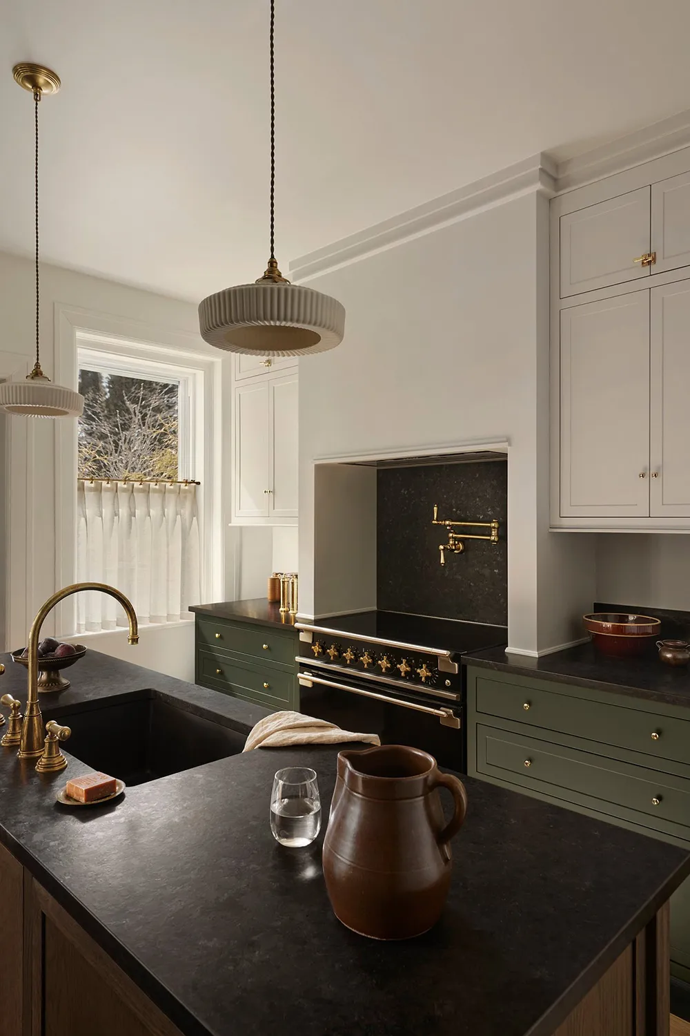 Lignes élégantes de l'habitation rénovée de 100 ans à Montréal - Gallery image 8