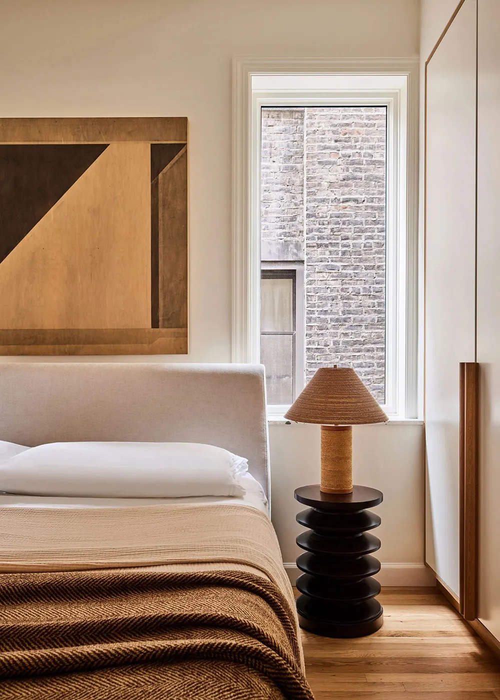 Beaux tons et îlot de cuisine en carrelage : appartement élégant à New York - Gallery image 11