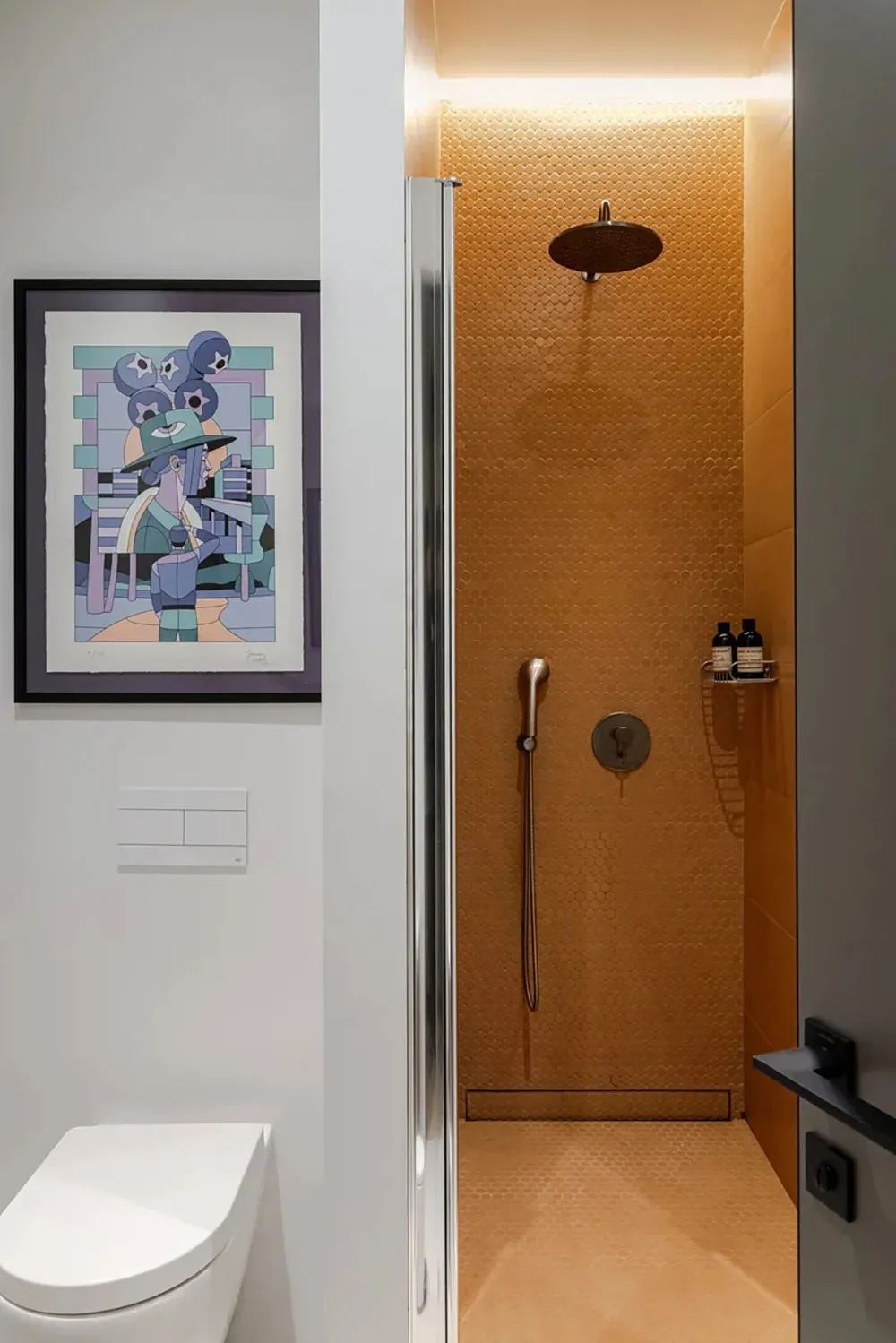 Обои с рыбами и смелый мрамор на кухне: современная квартира для семьи в Москве - Gallery image 9