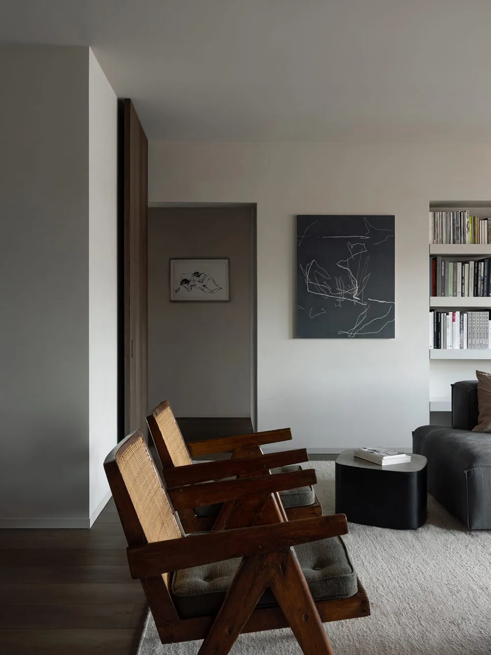 Style minimaliste calme avec vue sur une église médiévale - Gallery image 1