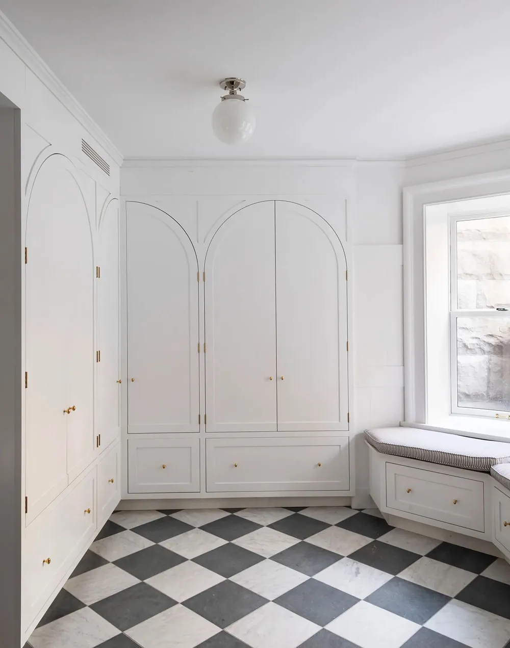 Uroczy taunhaus w Brooklynie, w którym panuje biały kolor - Gallery image 10