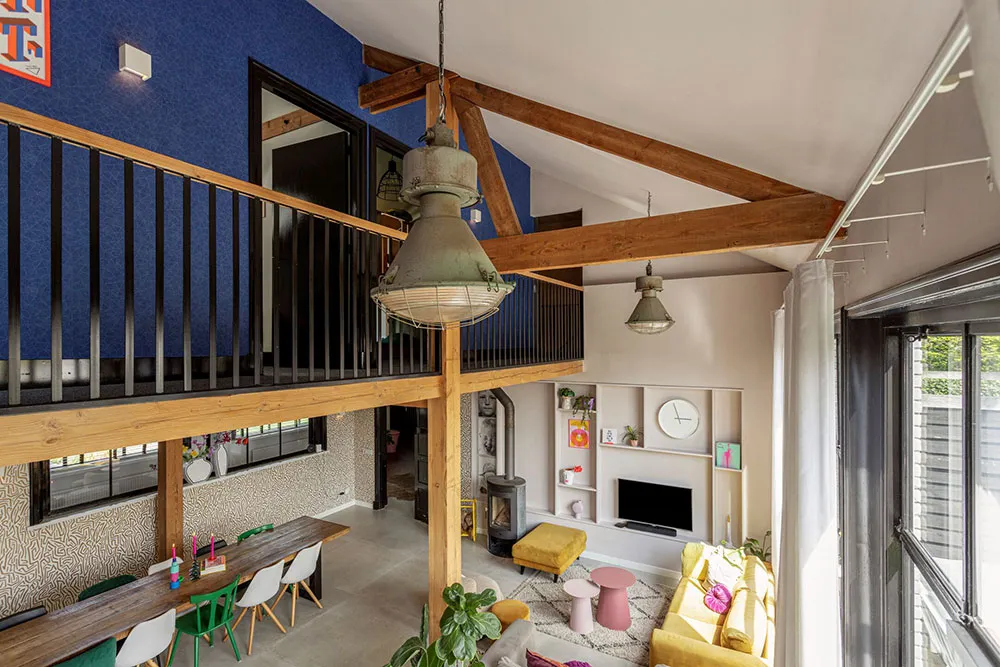 Diseño de interior colorido y vibrante en edificio ex-escuela en Países Bajos - Gallery image 8