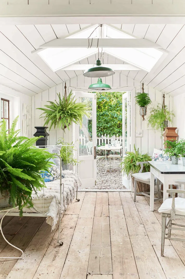 緑に囲まれた美しい白いコテージ - Gallery image 19