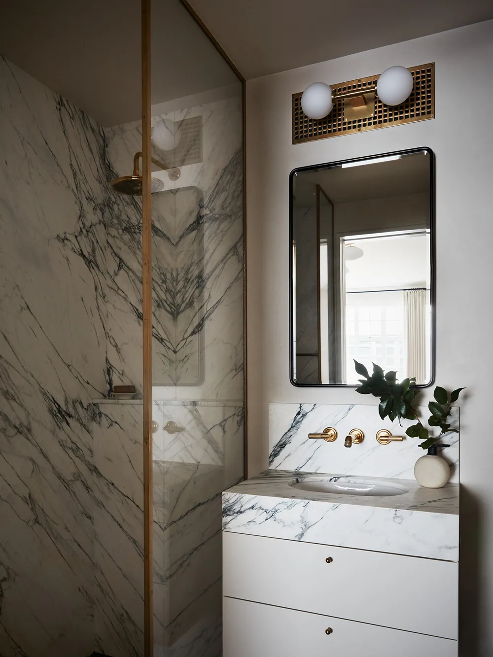 न्यूयॉर्क में एक प्राथमिक युग की इमारत में स्थित अपार्टमेंट का उन्नत विकास/सुधार - 16