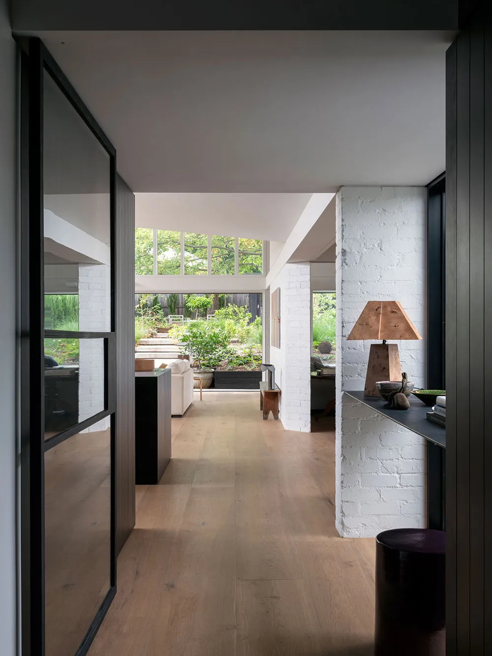 Znakomity strzeżony domek w Australii zbudowany na kontrastach - Gallery image 3