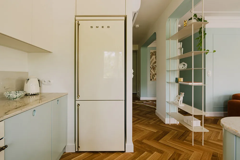 Peintures vives et touches d'art déco dans la conception d'appartement à Wrocław - Gallery image 9