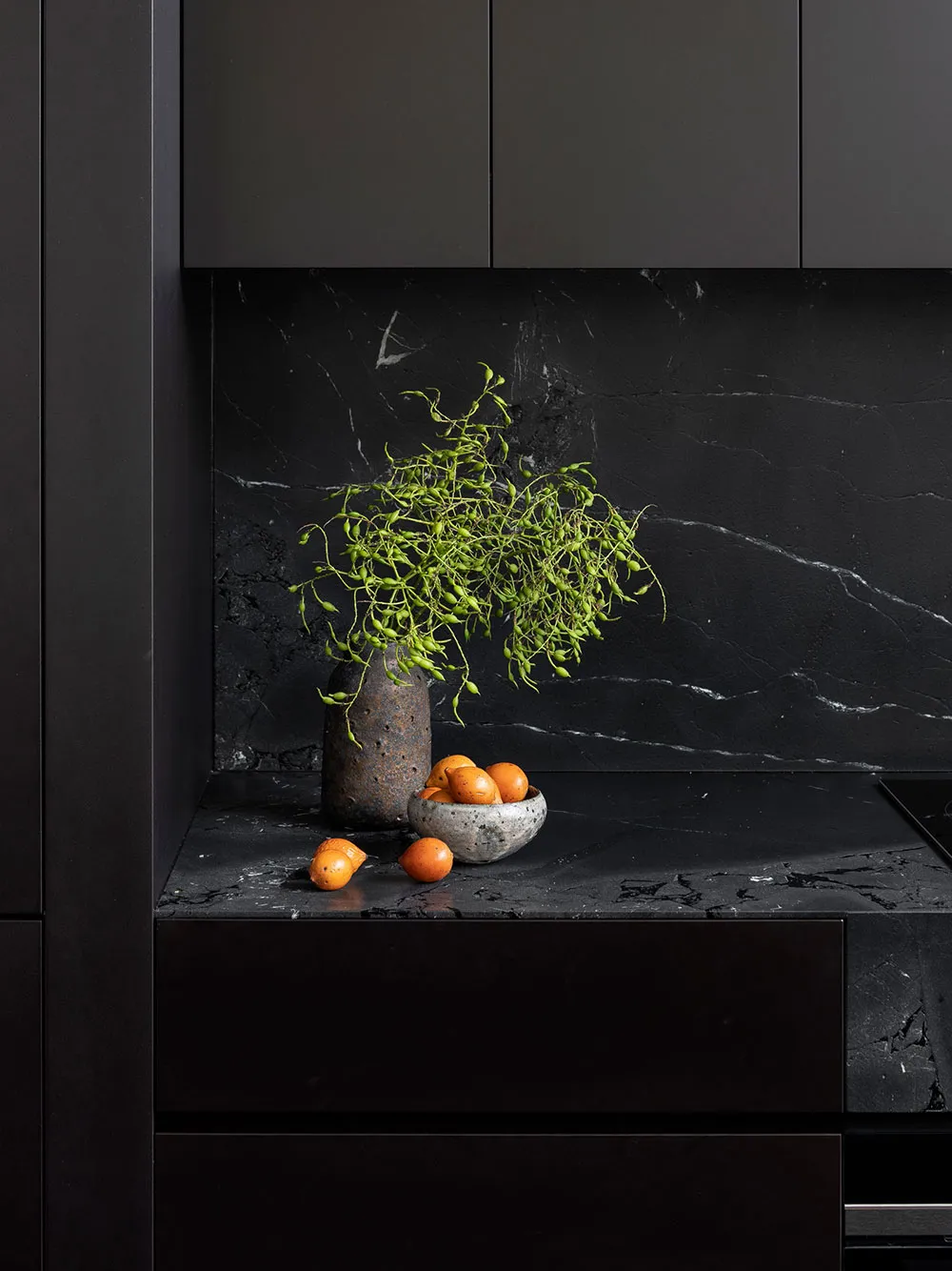 Znakomity strzeżony domek w Australii zbudowany na kontrastach - Gallery image 5