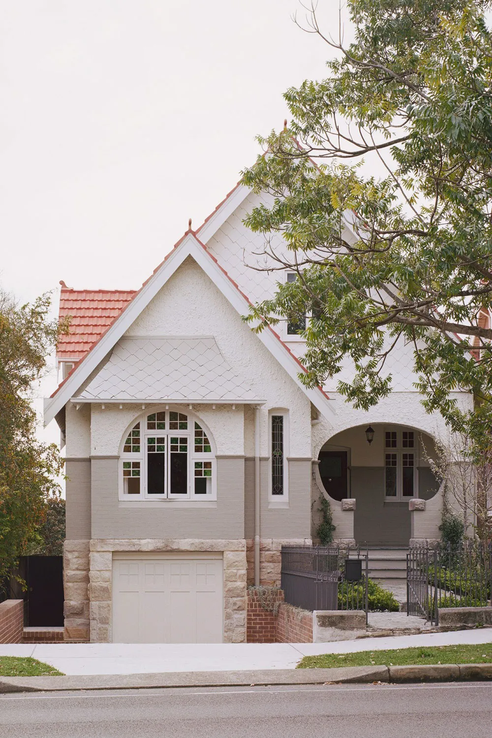 Арочные окна и мягкий минимализм: красивый дом дизайнера мод в Сиднее - Gallery image 1