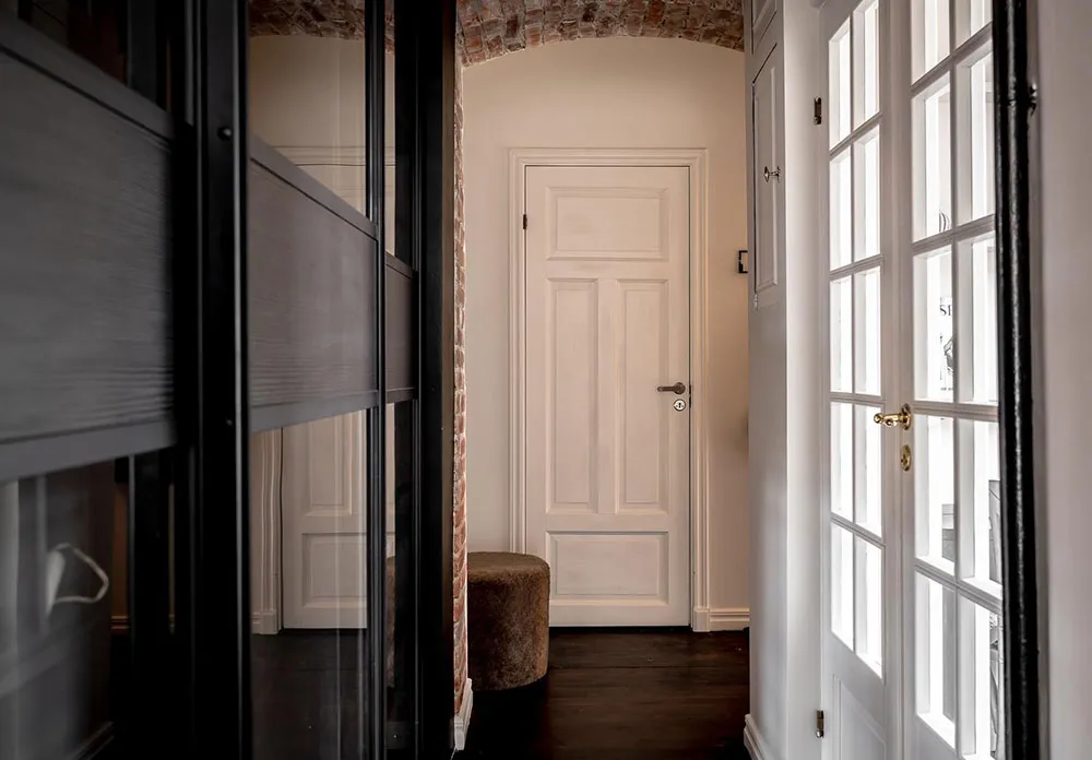 Кирпичные стены и тёмная мебель: лофт в Гетеборге - Gallery image 26