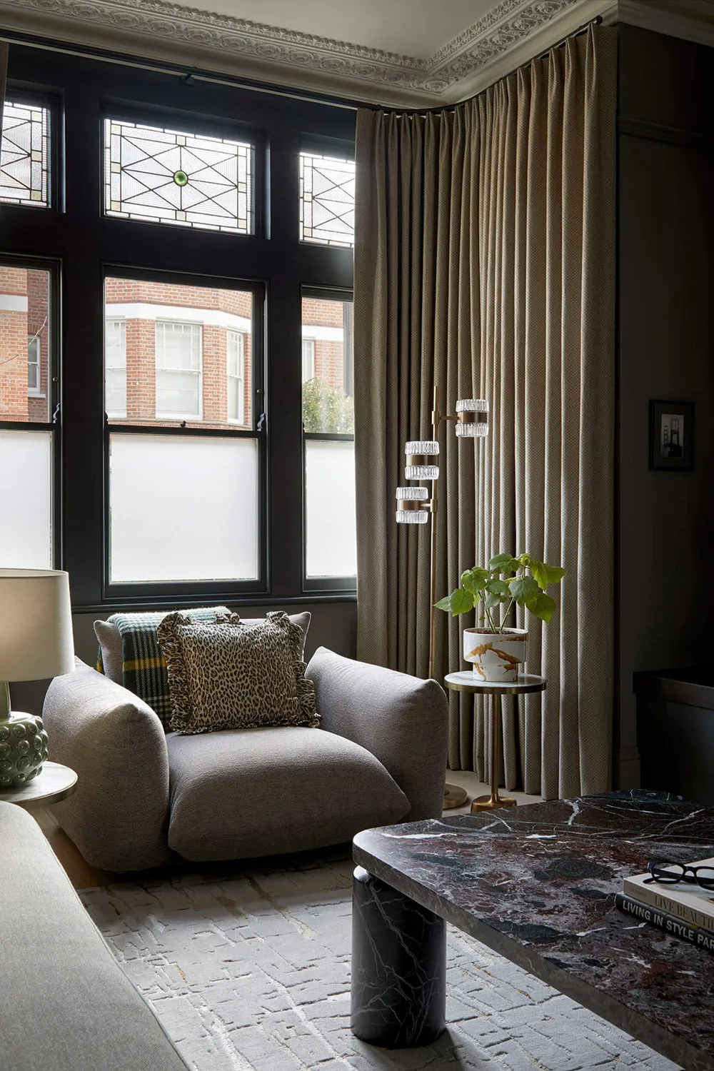 Стильні темні відтінки для чудового таунхауса в Лондоні - Gallery image 2