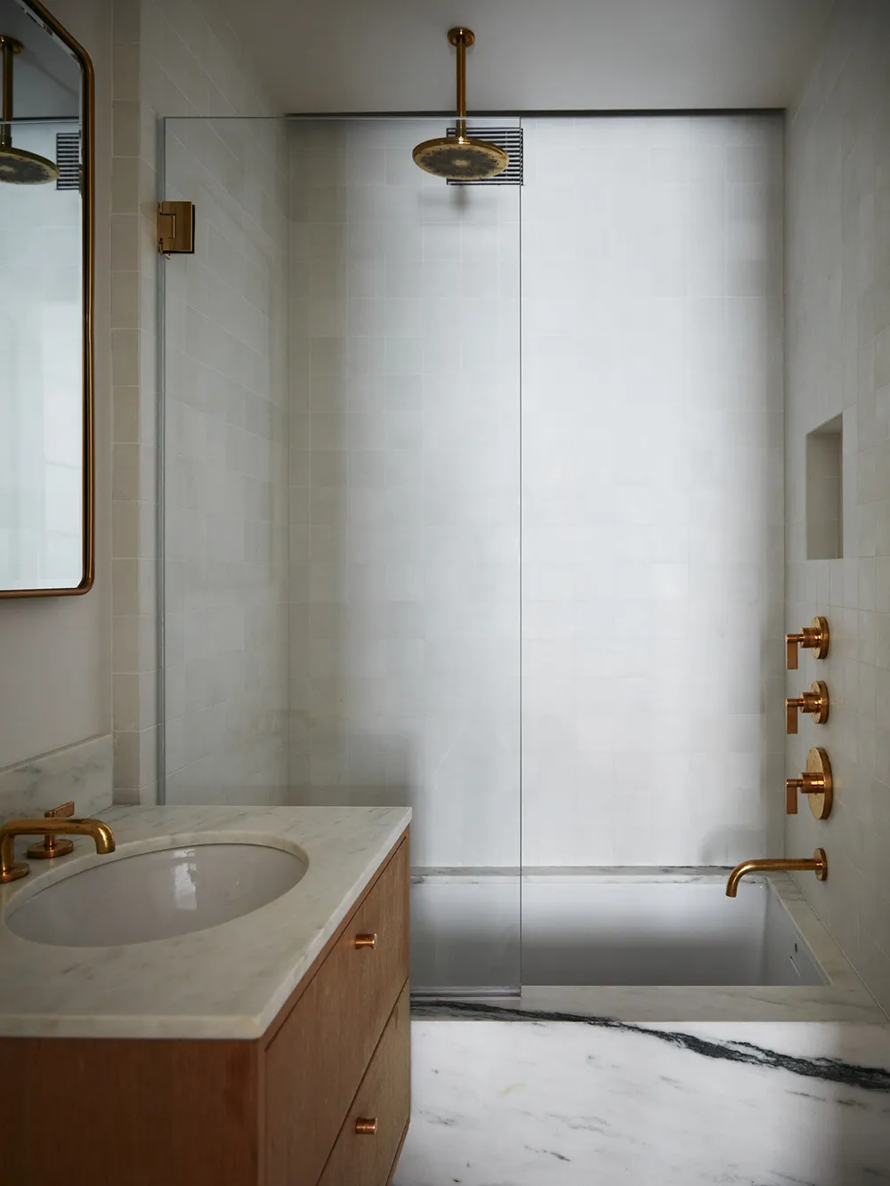 न्यूयॉर्क में एक प्राथमिक युग की इमारत में स्थित अपार्टमेंट का उन्नत विकास/सुधार - 18