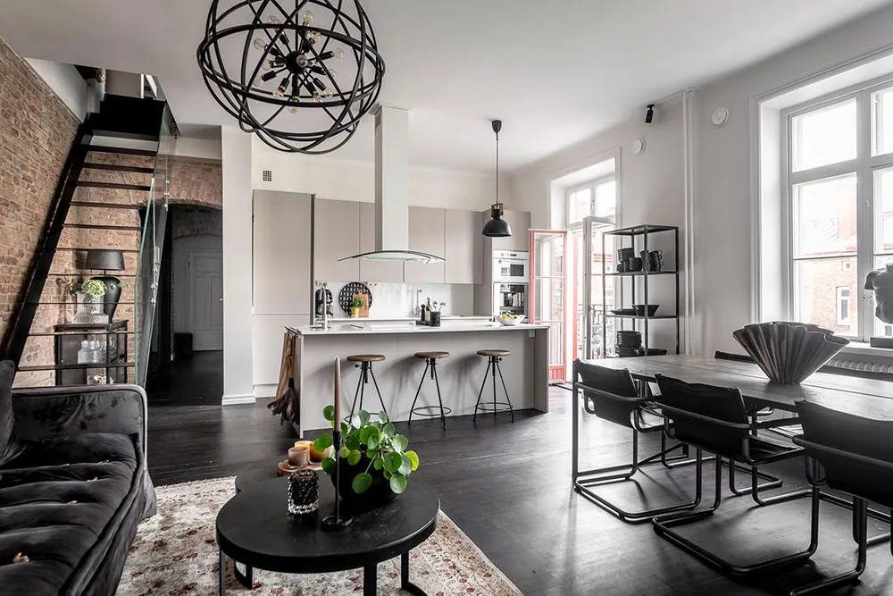 Кирпичные стены и тёмная мебель: лофт в Гетеборге - Gallery image 1