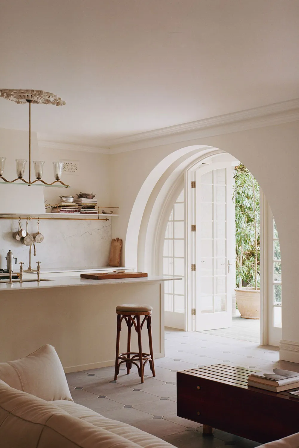 Арочные окна и мягкий минимализм: красивый дом дизайнера мод в Сиднее - Gallery image 10