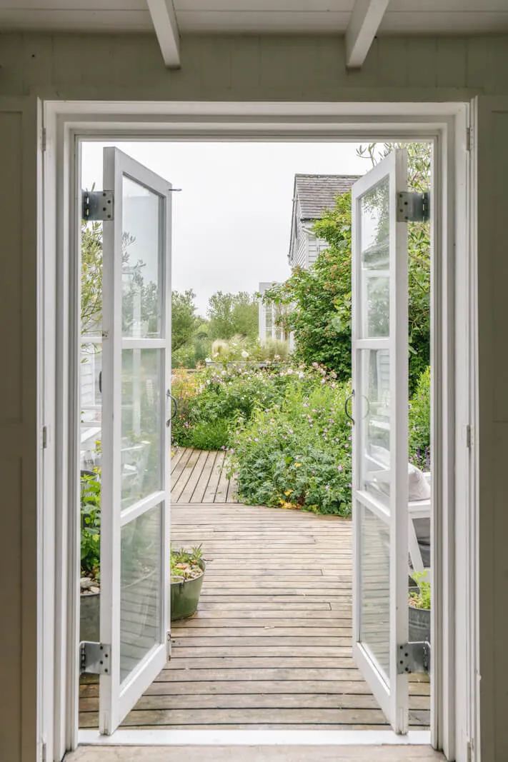 緑に囲まれた美しい白いコテージ - Gallery image 6