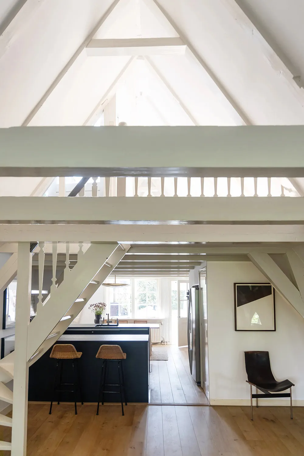 Очарование старинной мансарди та стильний дизайн: квартира з видом на канал у Амстердамі - Gallery image 7