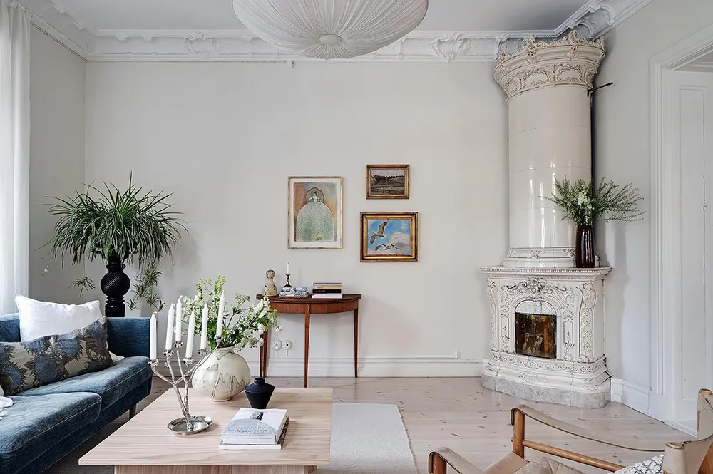 Белый интерьер шведской квартиры с душевным декором и растениями - Gallery image 4