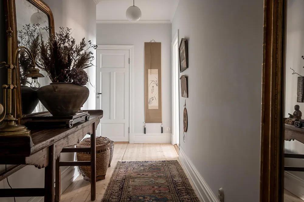 Ruhiger skandinavischer Interior mit Blick auf den Hafen - Gallery image 25