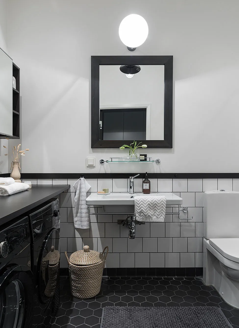 Style sobre et inspirant : loft dans un ancien bâtiment de fabrique à Stockholm (79 m²) - Gallery image 20