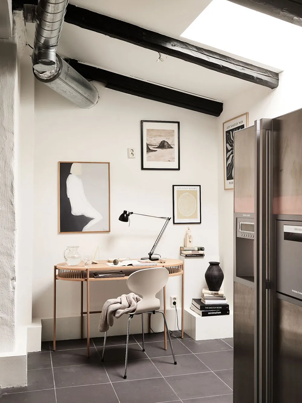 Bright attic with beams and open layout (70 sq. m) - Gallery image 12