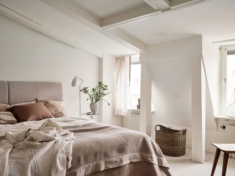 Bright attic with beams and open layout (70 sq. m) - Gallery image 3