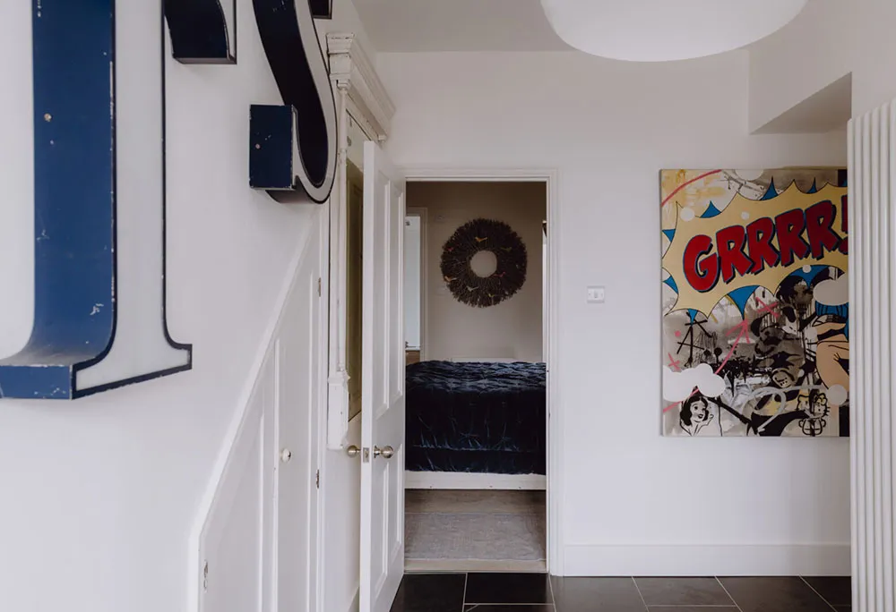 बहुत ऊंची छतें एवं खुला स्थान: इंग्लैंड में पुराने चर्च को आधार बनाकर बनाया गया स्टाइलिश घर - Gallery image 21