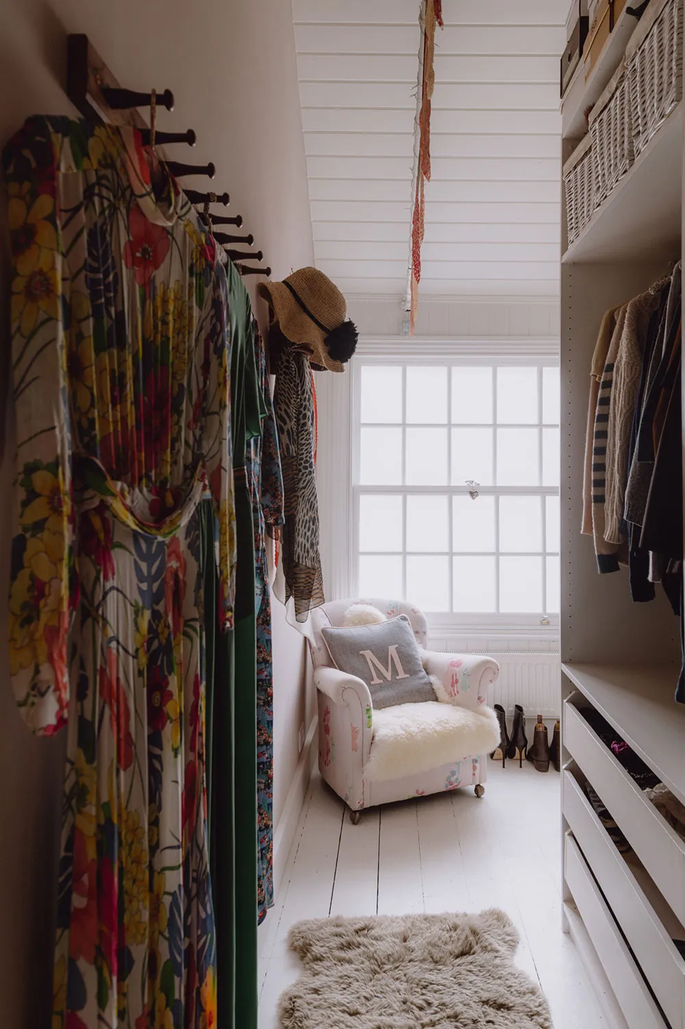 बहुत ऊंची छतें एवं खुला स्थान: इंग्लैंड में पुराने चर्च को आधार बनाकर बनाया गया स्टाइलिश घर - Gallery image 18