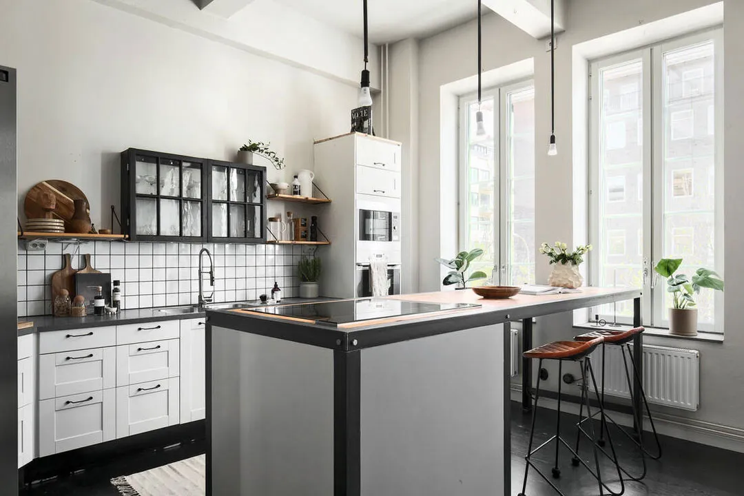 Zwei Dachbodenräume und metallische Elemente: Industrielle Einrichtung in Schweden (68 qm) - Gallery image 5