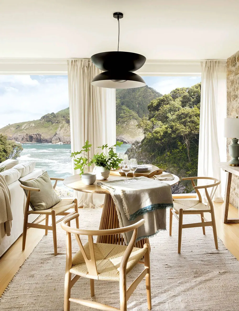 स्पेन में, समुद्र के किनारे एक पहाड़ी पर सफ़ेद भीतरी दीवारें। - Gallery image 3