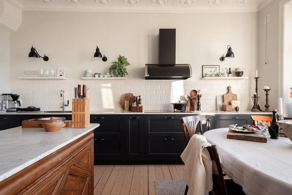 Ruhiger skandinavischer Interior mit Blick auf den Hafen - Gallery image 4