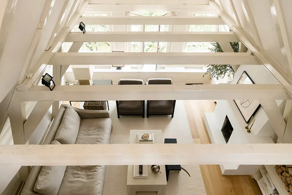 Очарование старинной мансарди та стильний дизайн: квартира з видом на канал у Амстердамі - Gallery image 2