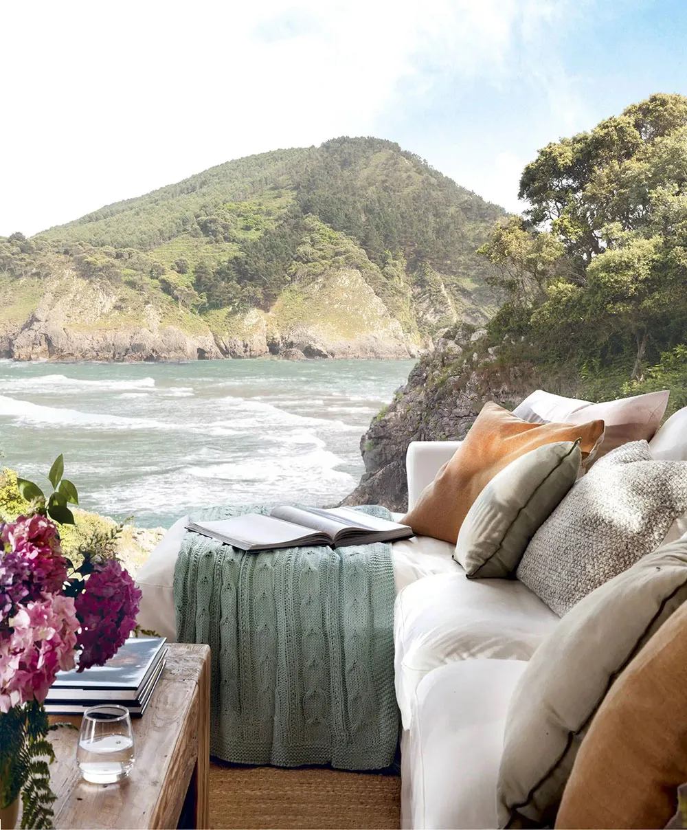 स्पेन में, समुद्र के किनारे एक पहाड़ी पर सफ़ेद भीतरी दीवारें। - Gallery image 1