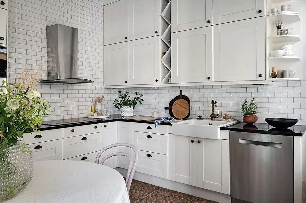 Белый интерьер шведской квартиры с душевным декором и растениями - Gallery image 12