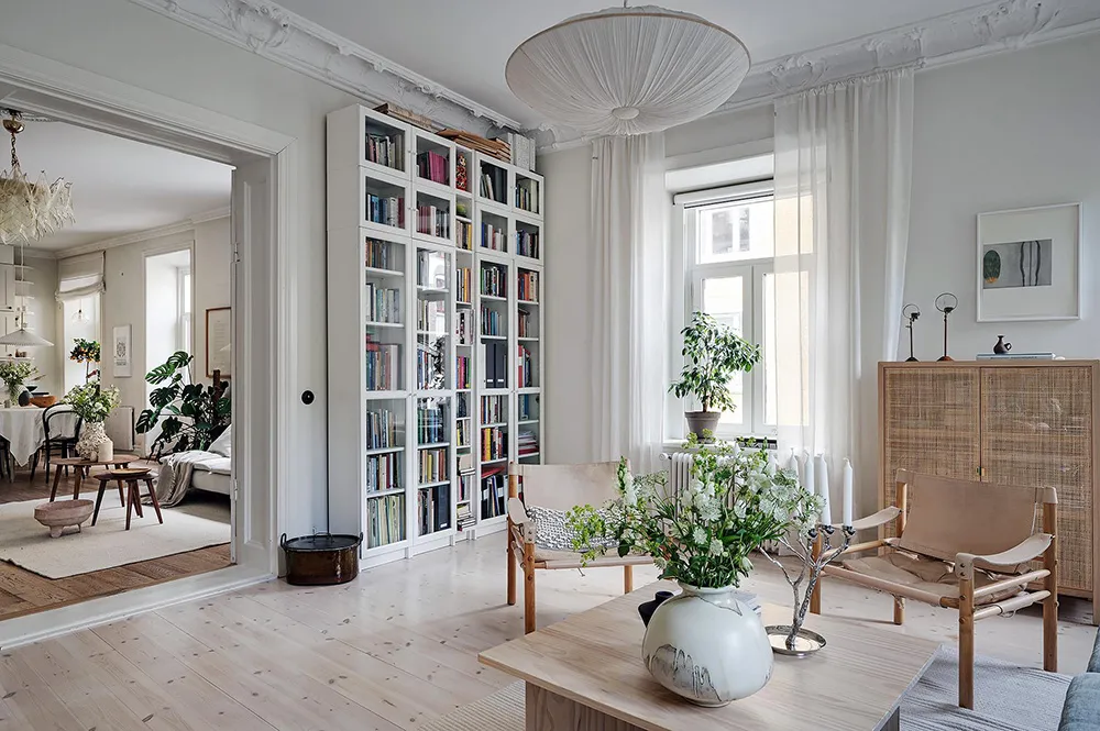 Белый интерьер шведской квартиры с душевным декором и растениями - Gallery image 2