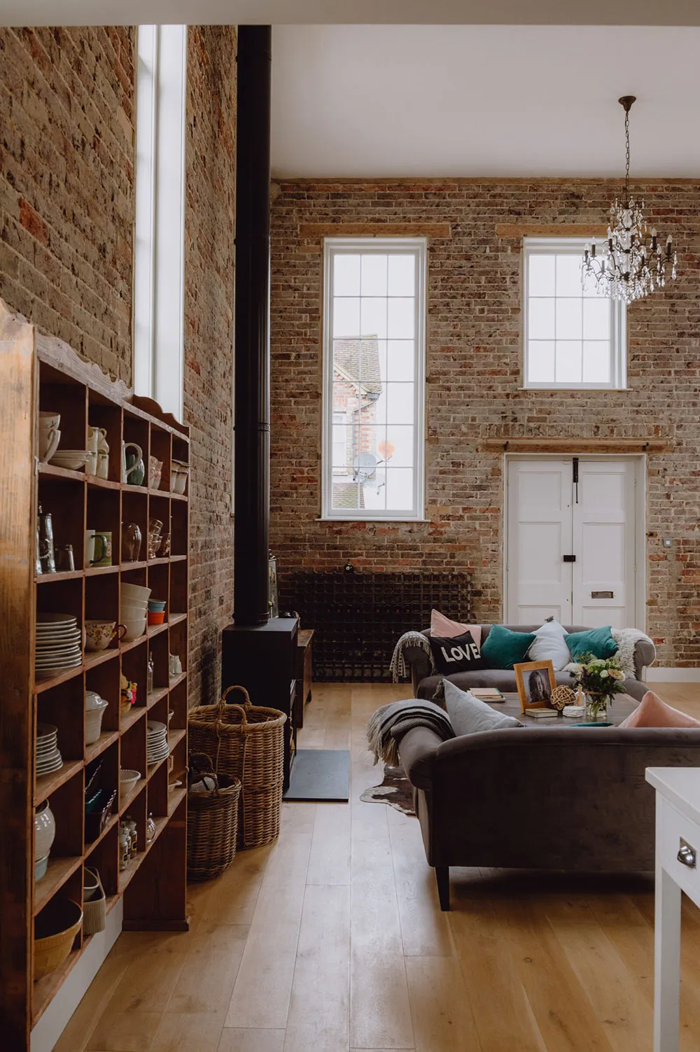 बहुत ऊंची छतें एवं खुला स्थान: इंग्लैंड में पुराने चर्च को आधार बनाकर बनाया गया स्टाइलिश घर - Gallery image 1