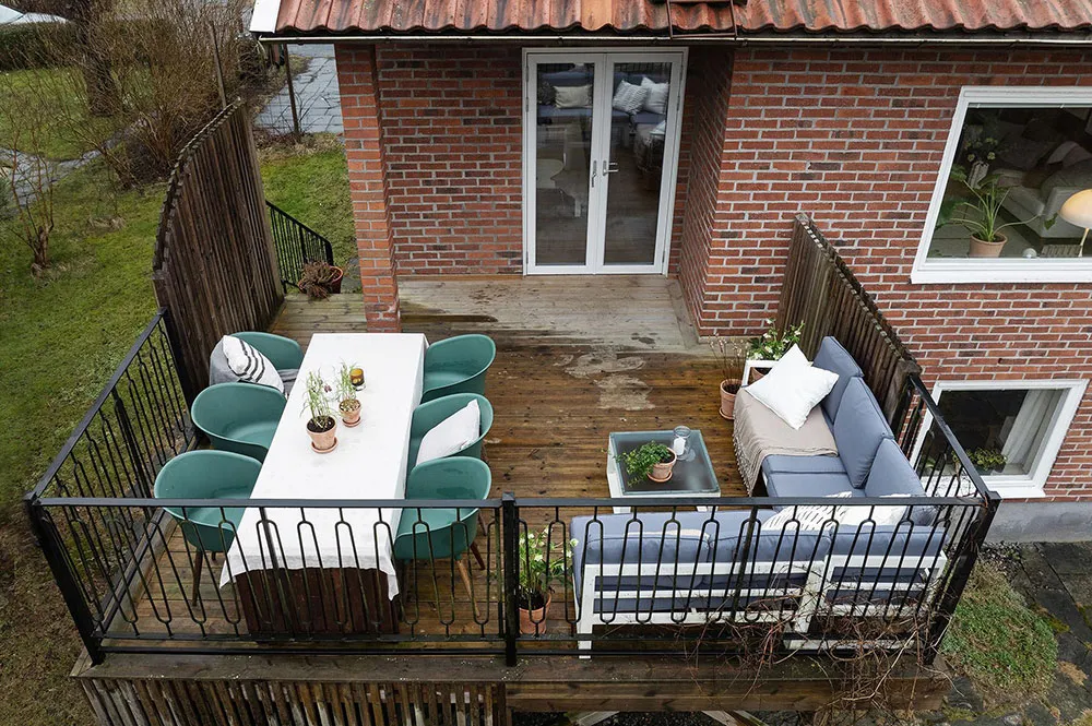 Ретро-обої та дерев'яна стіна в гостиній: незвичайна дача в Швеції - Gallery image 30