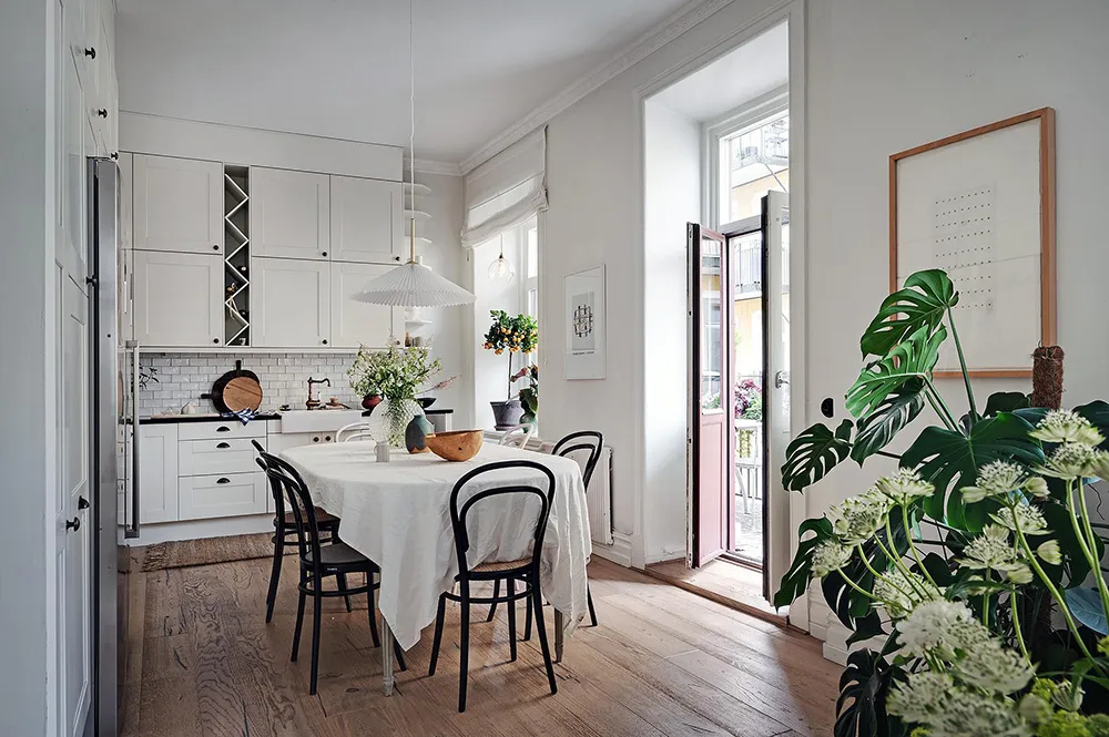 Белый интерьер шведской квартиры с душевным декором и растениями - Gallery image 13