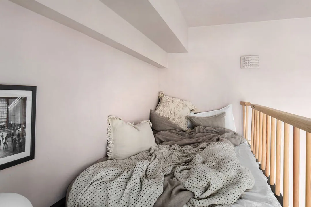 Zwei Dachbodenräume und metallische Elemente: Industrielle Einrichtung in Schweden (68 qm) - Gallery image 17